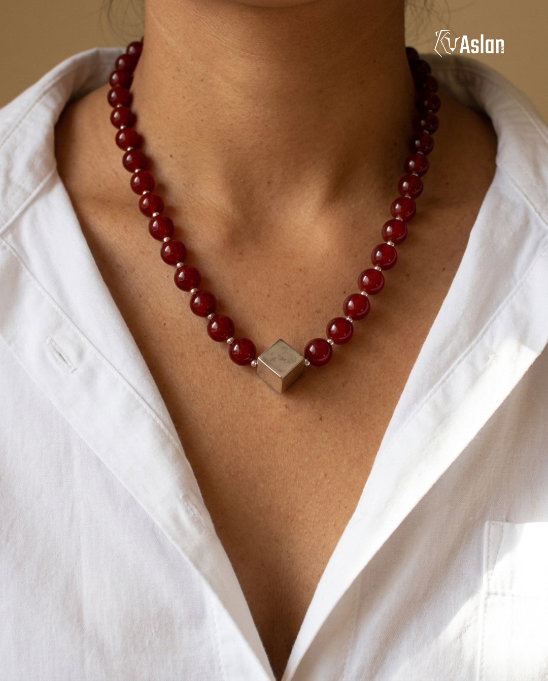 Collar Cubo Rojo puesto
