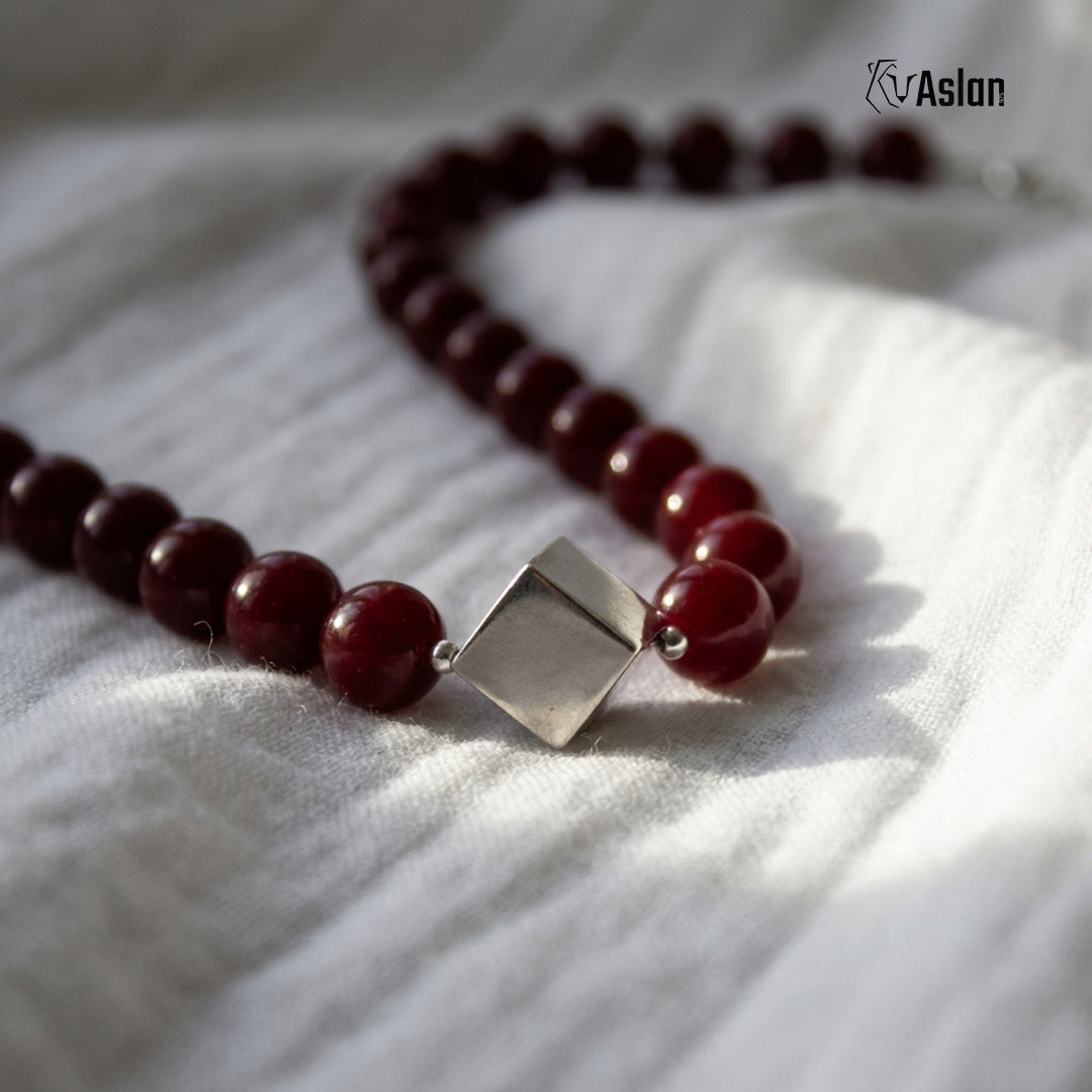 Detalle de Collar Cubo Rojo