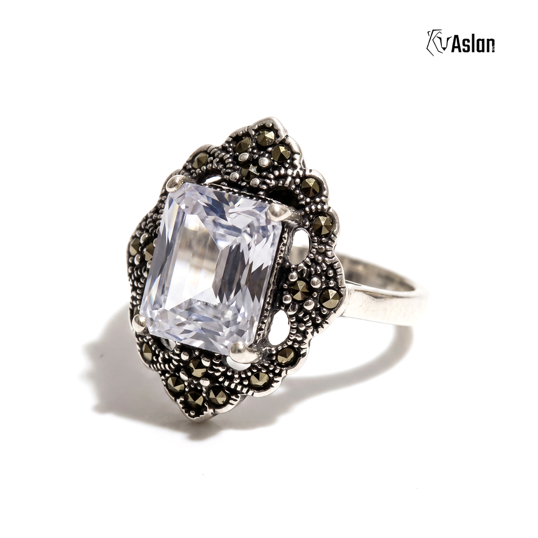 Anillo marquesita con zirconia