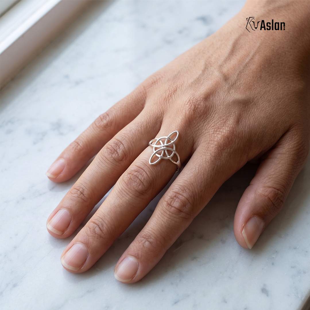 Anillo grande nudo de bruja
