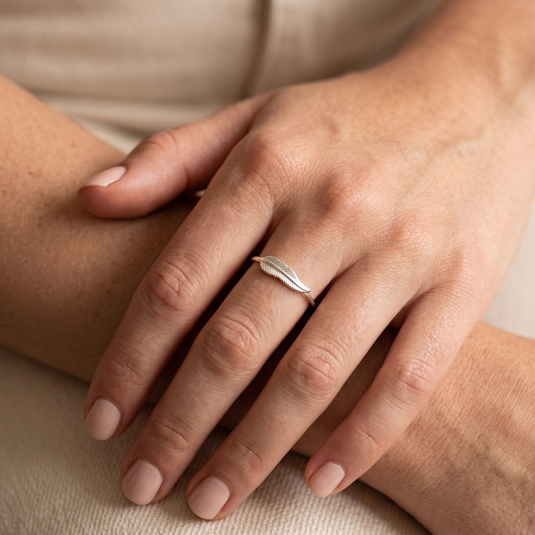 Anillo pluma corta