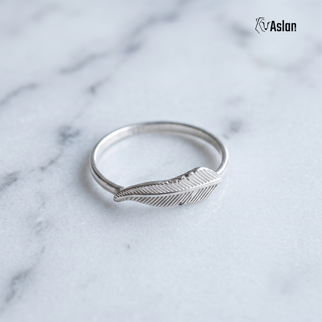 Anillo pluma corta