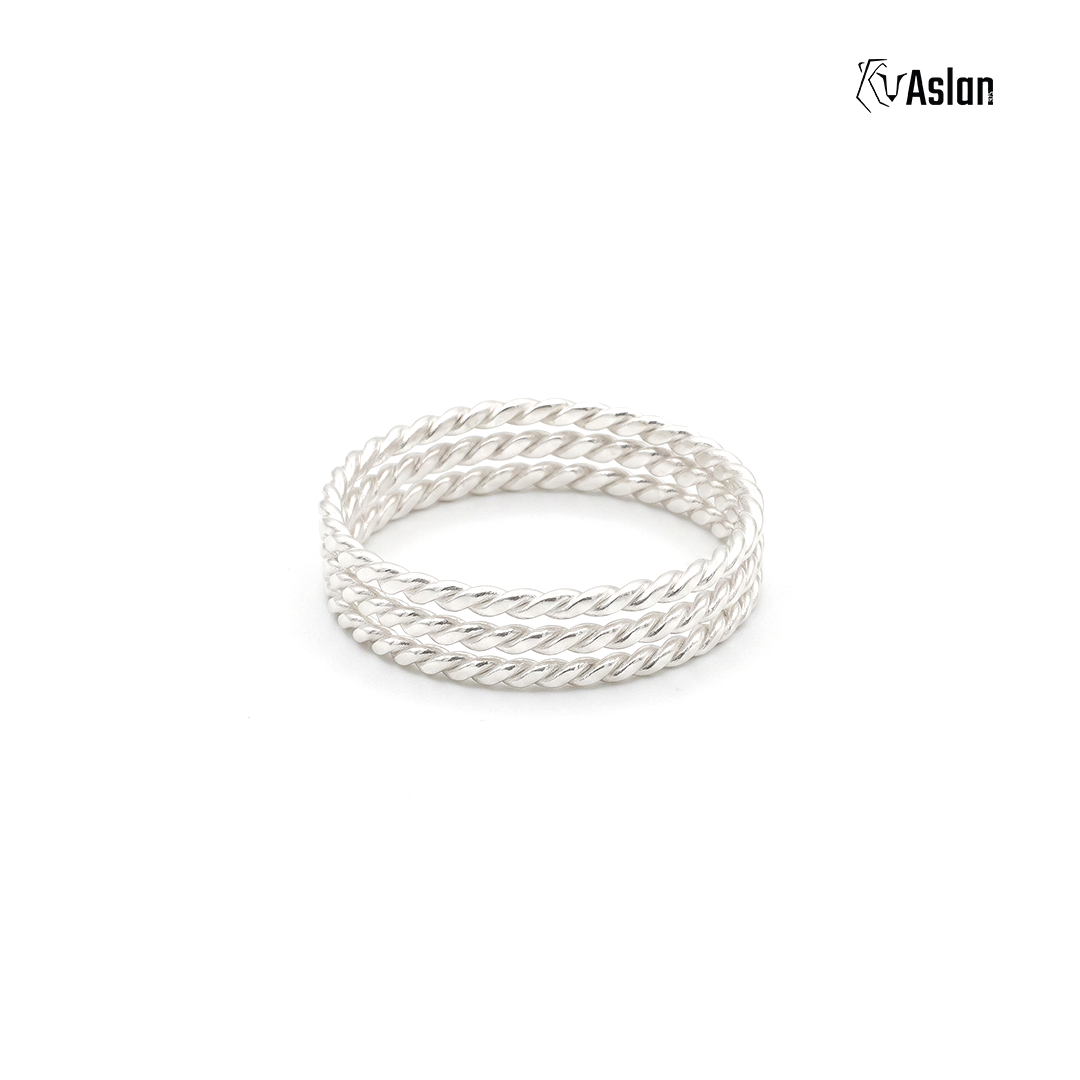 Anillo triple torcido
