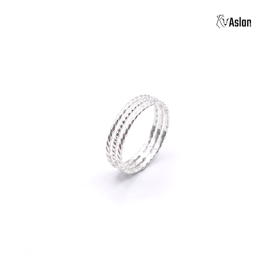 Anillo triple torcido
