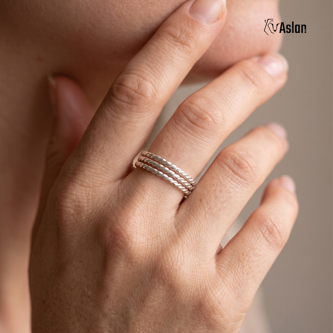 Anillo triple torcido