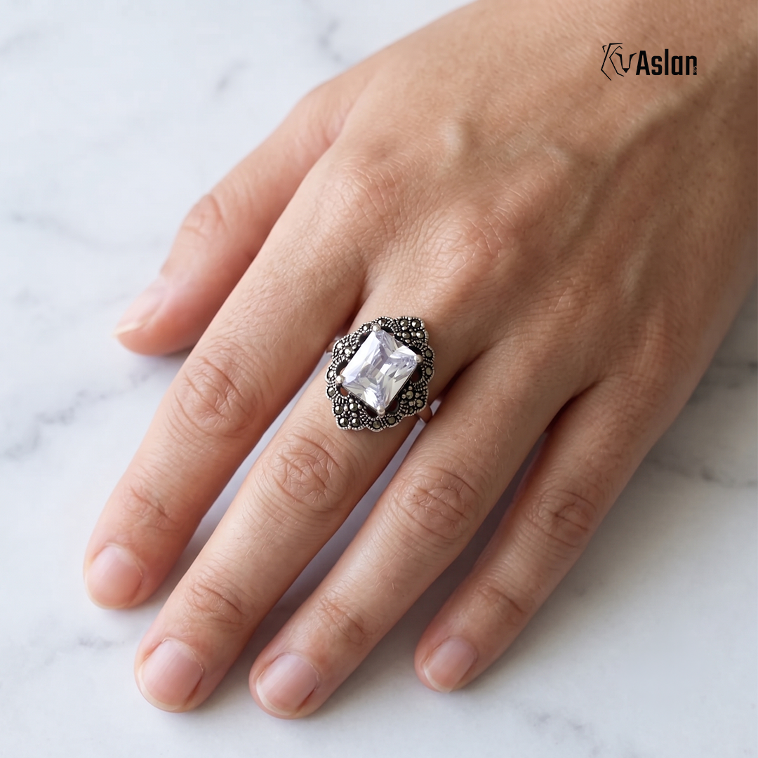 Anillo marquesita con zirconia