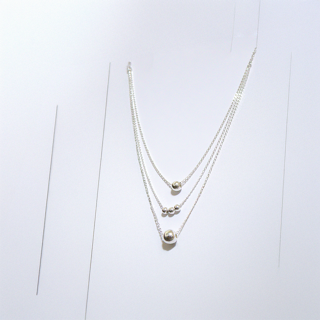 Collar triple bolitas de plata