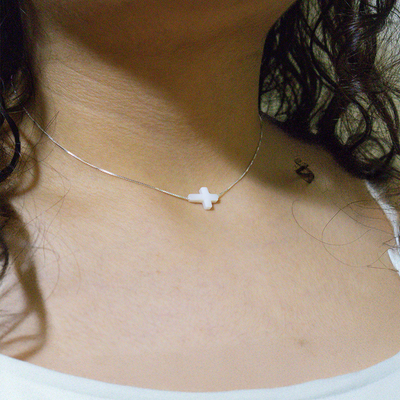 Choker cruz de perla en veneciana