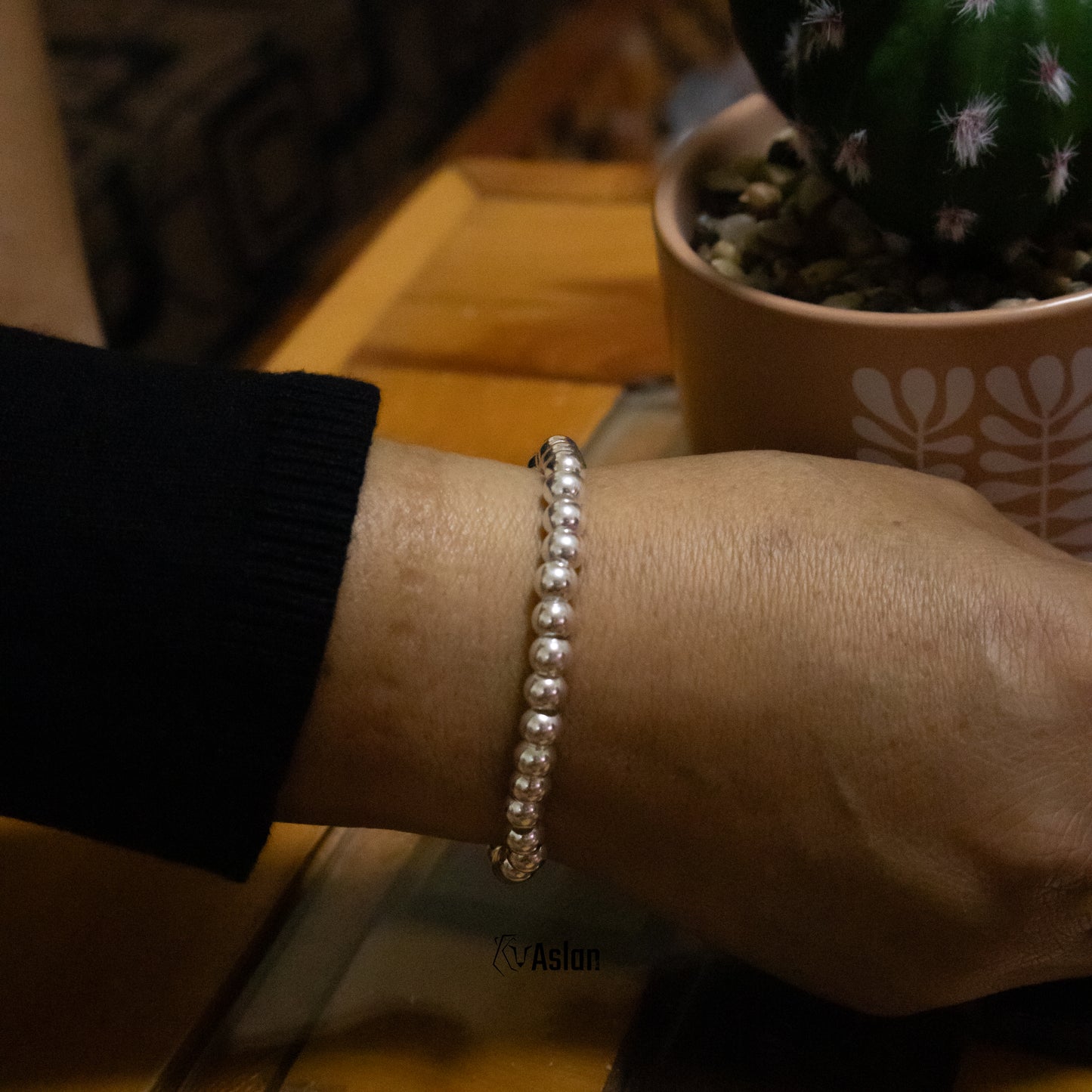 Pulsera de bolita grande.