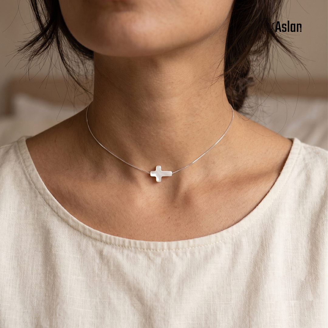 Choker cruz de perla en veneciana