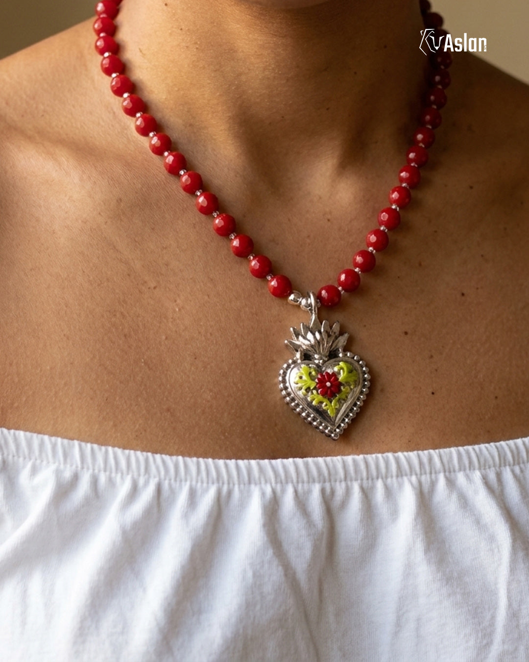 Collar Corazón Milagro Rojo puesto