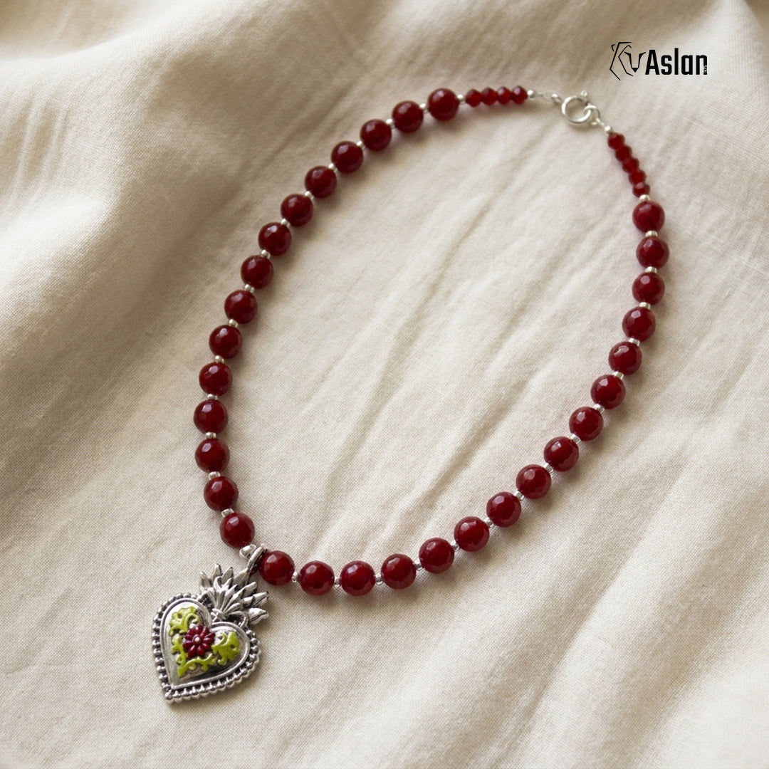 Collar Corazón Milagro Rojo sobre superficie
