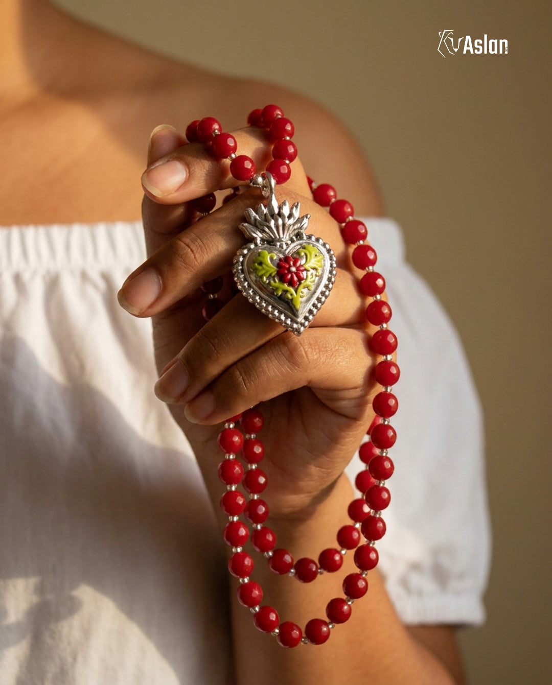 Collar Corazón Milagro Rojo en mano