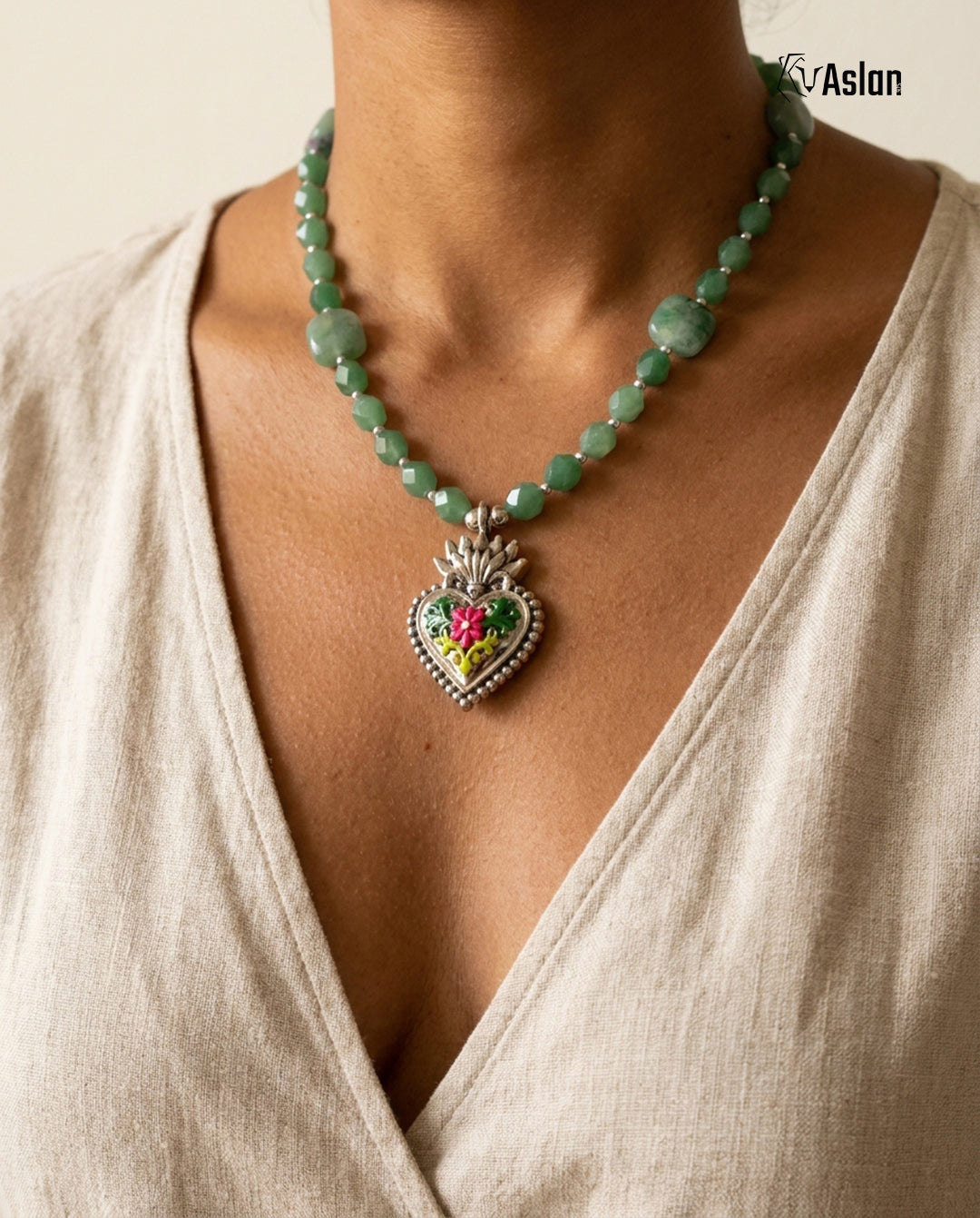 Collar Corazón Milagro Verde puesto