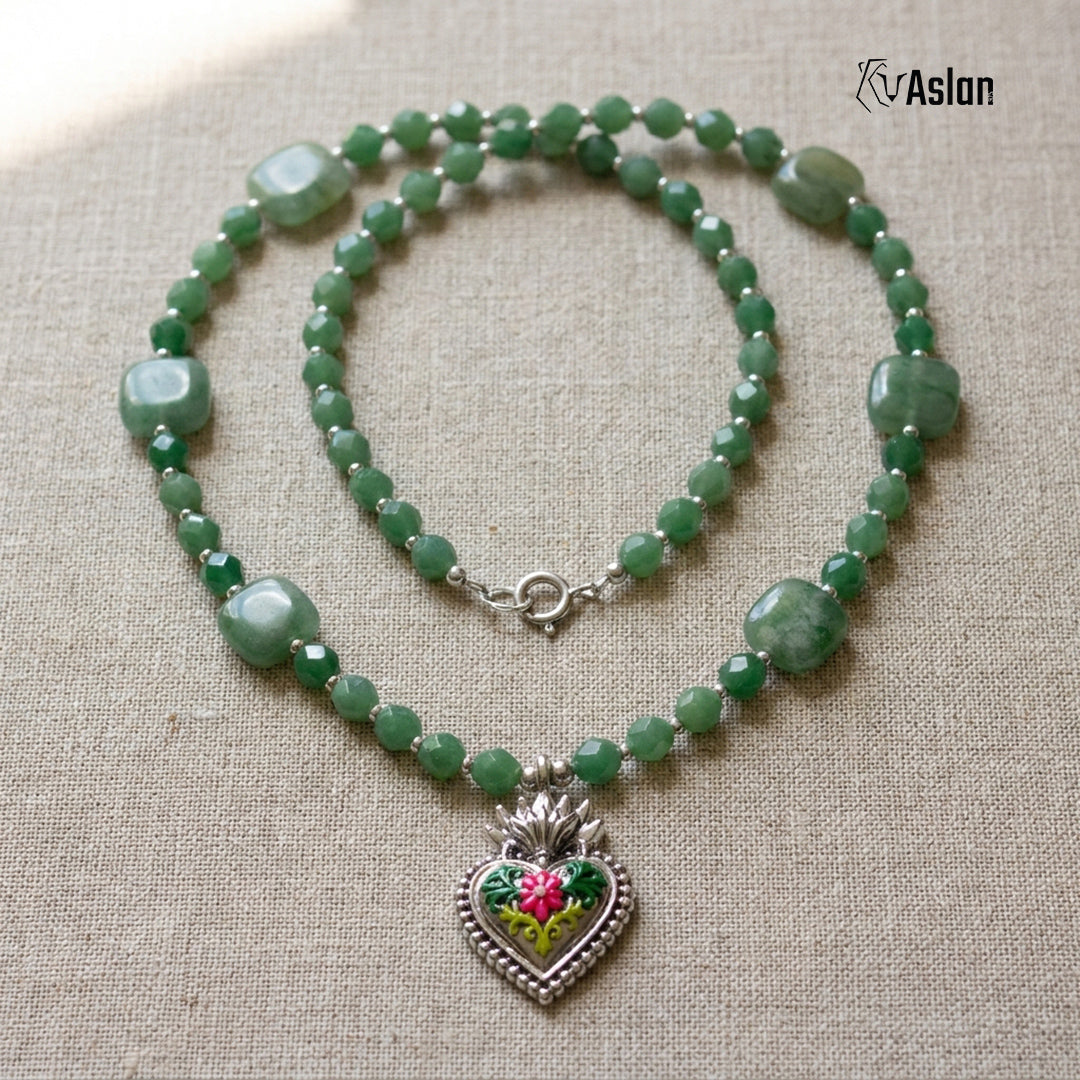 Collar Corazón Milagro Verde sobre superficie