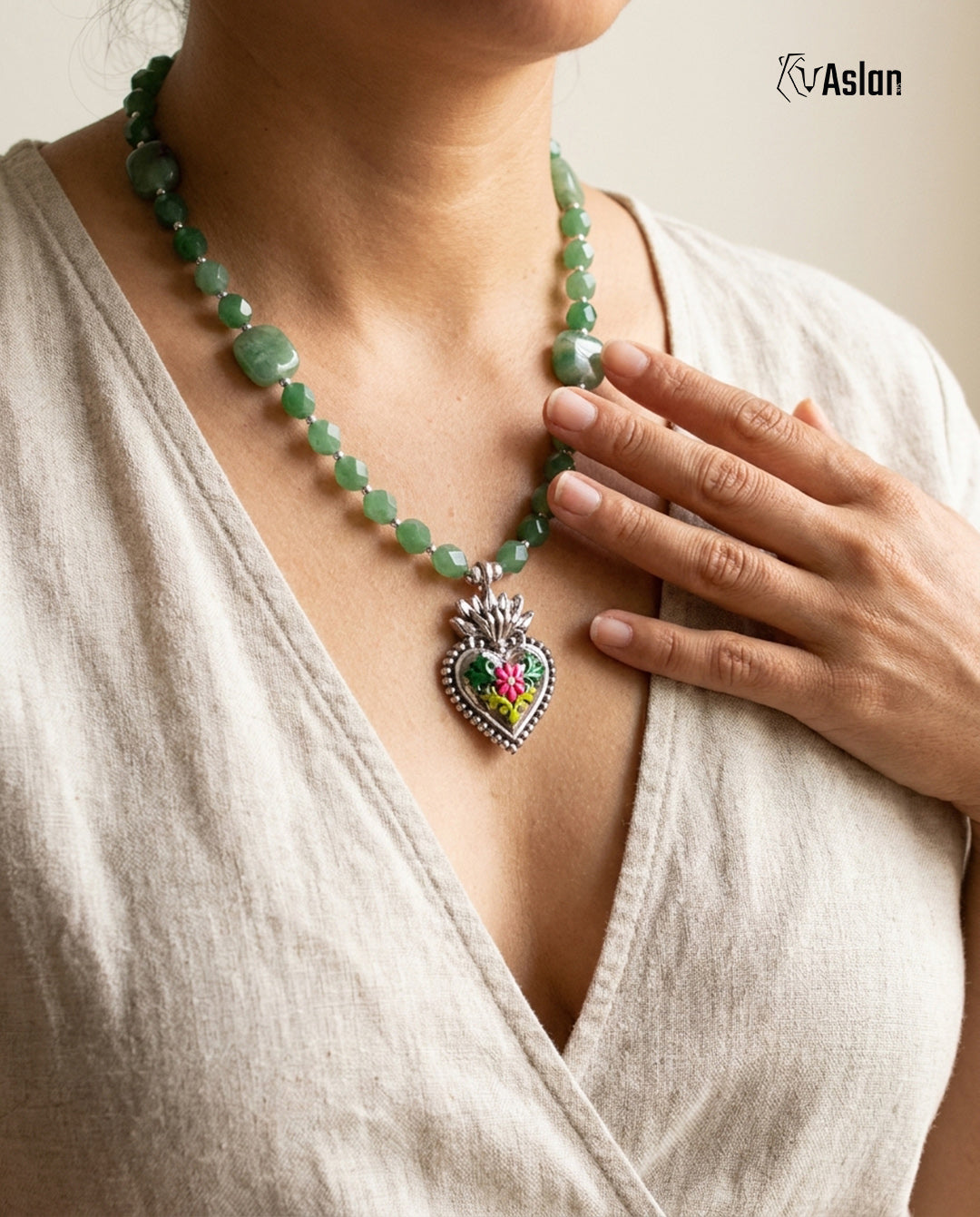 Collar Corazón Milagro Verde junto al pecho