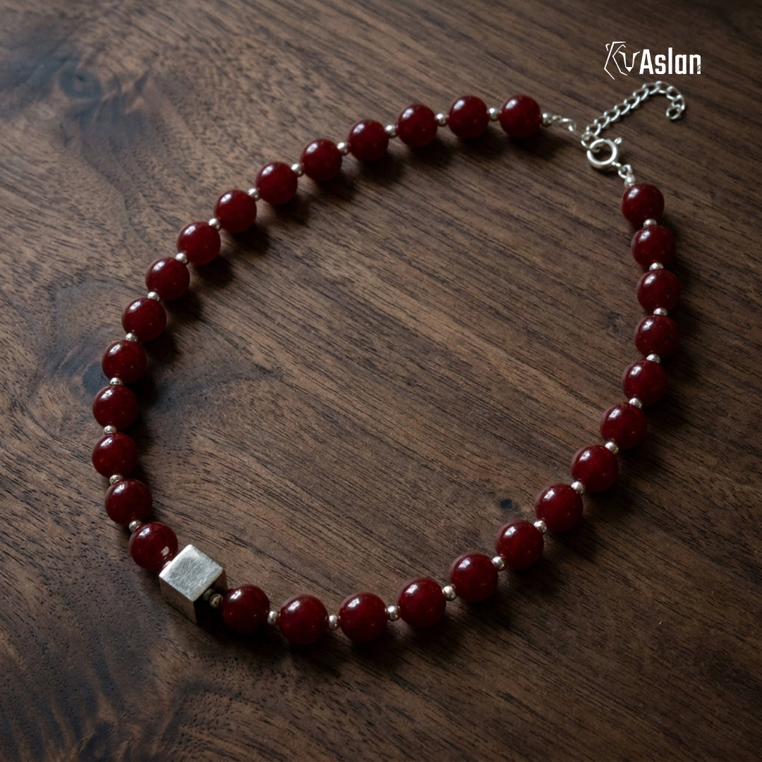 Collar Cubo Rojo sobre superficie