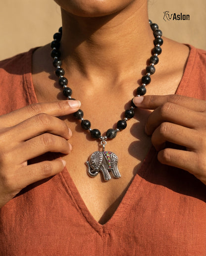 Collar Elefante Gris puesto