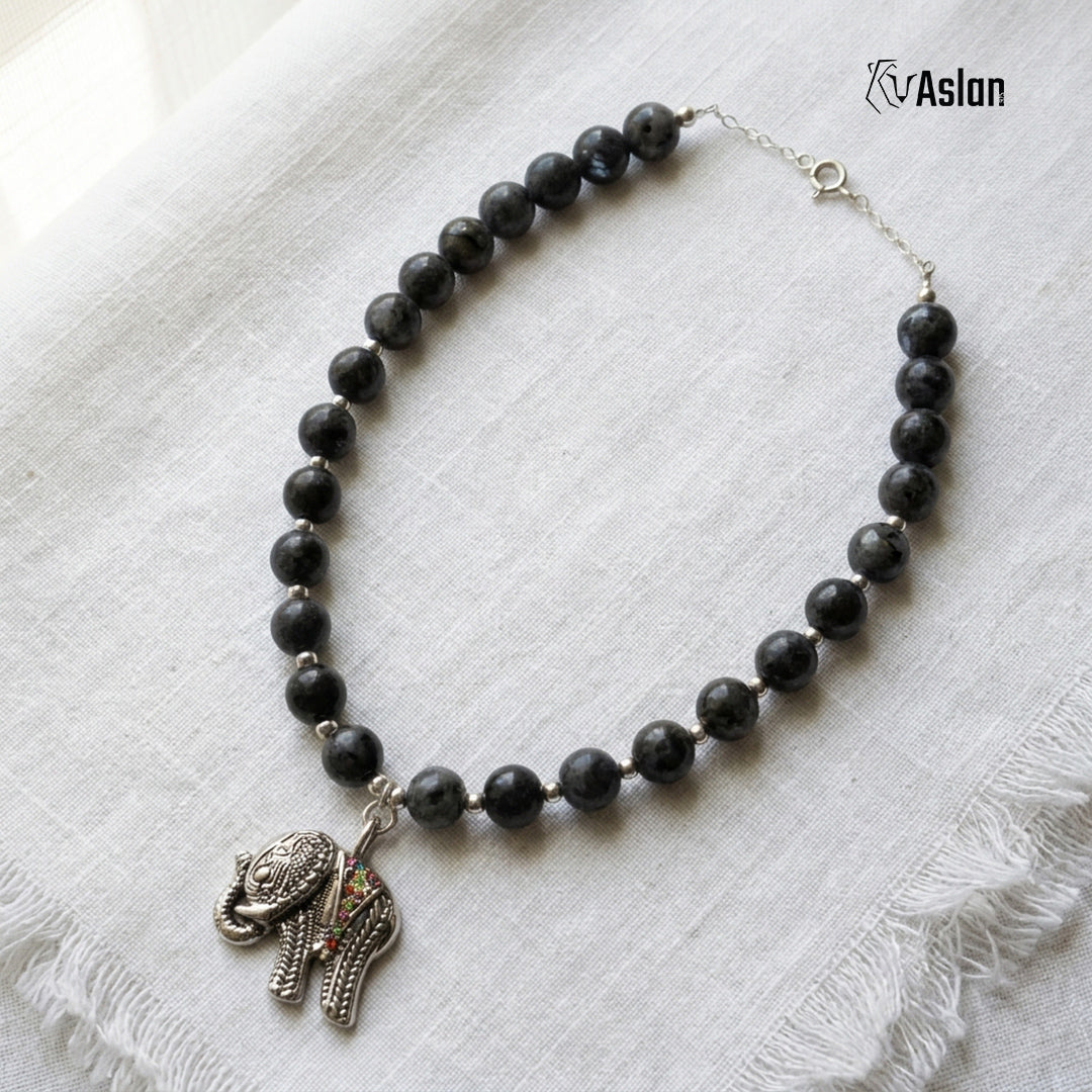 Collar Elefante Gris sobre superficie