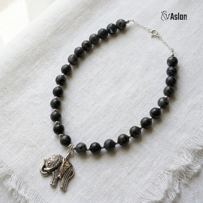 Collar Elefante Gris sobre superficie