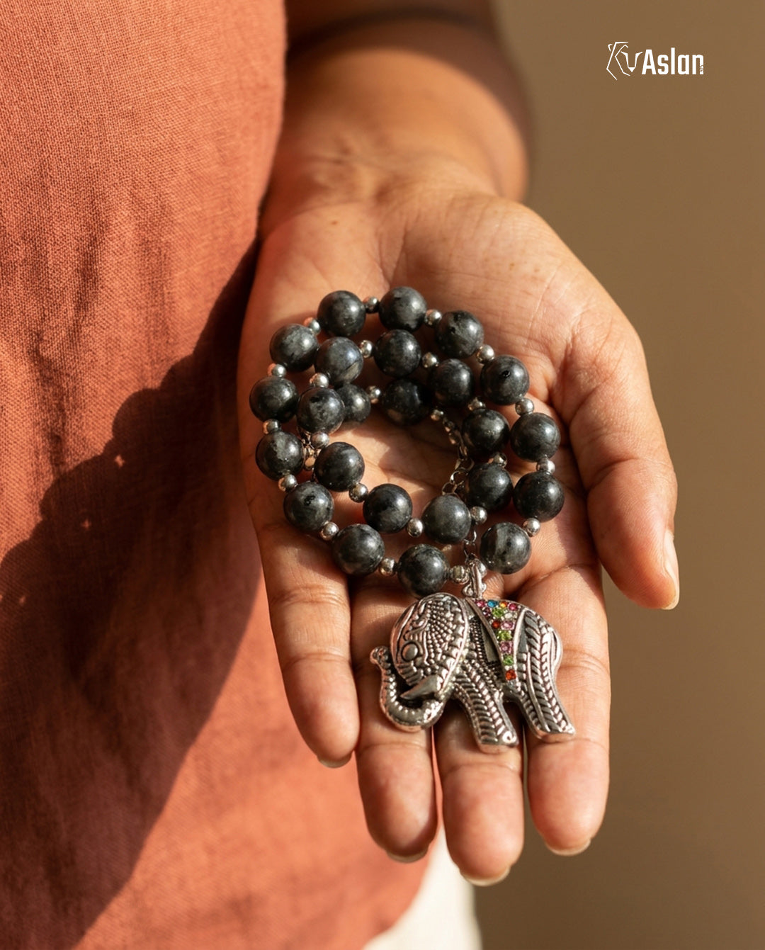 Collar Elefante Gris en mano