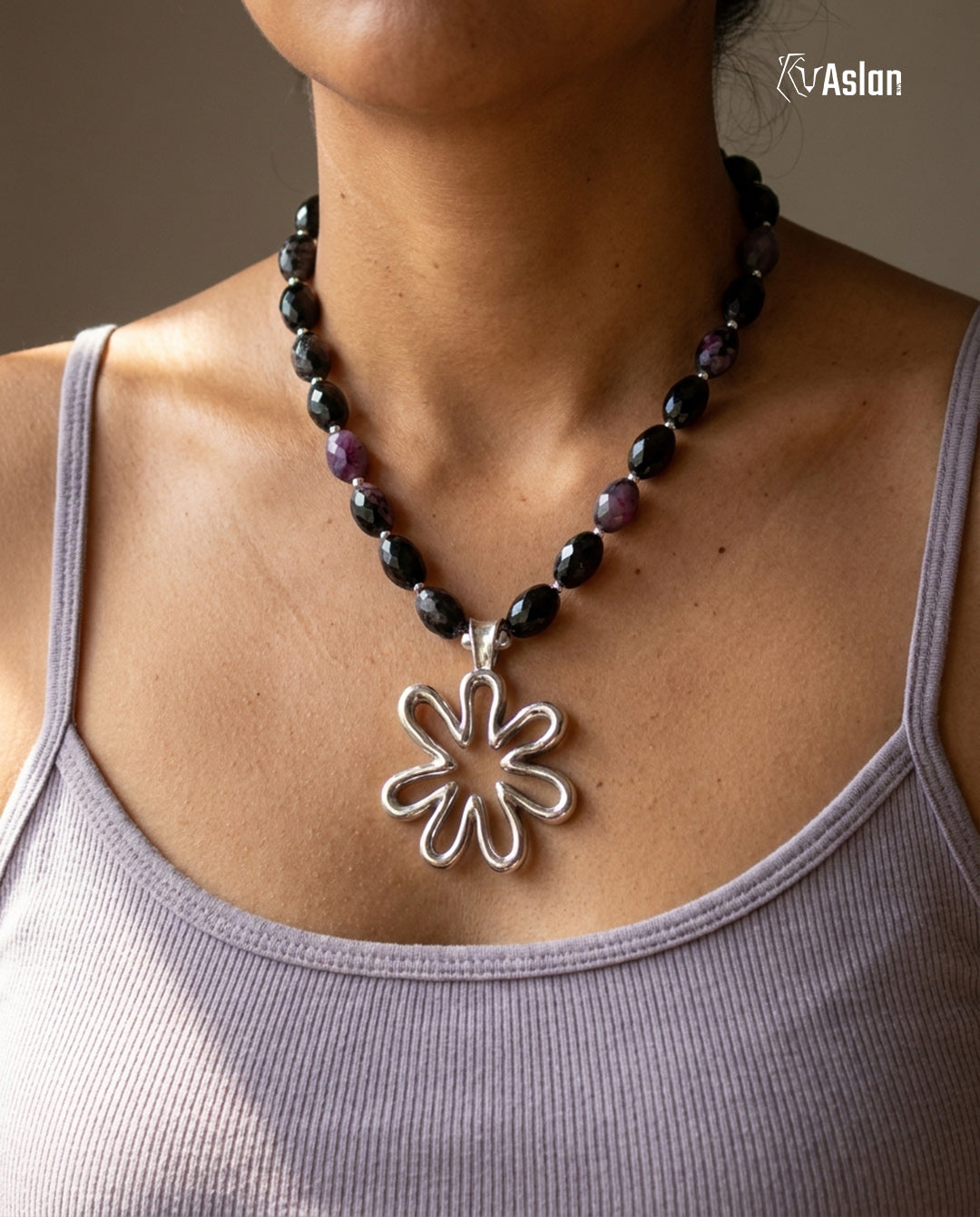 Collar Flor Negro Morado puesto