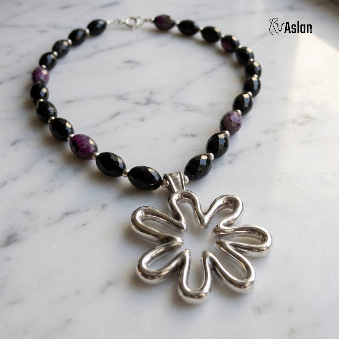 Detalle de Collar Flor Negro Morado