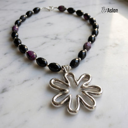 Detalle de Collar Flor Negro Morado