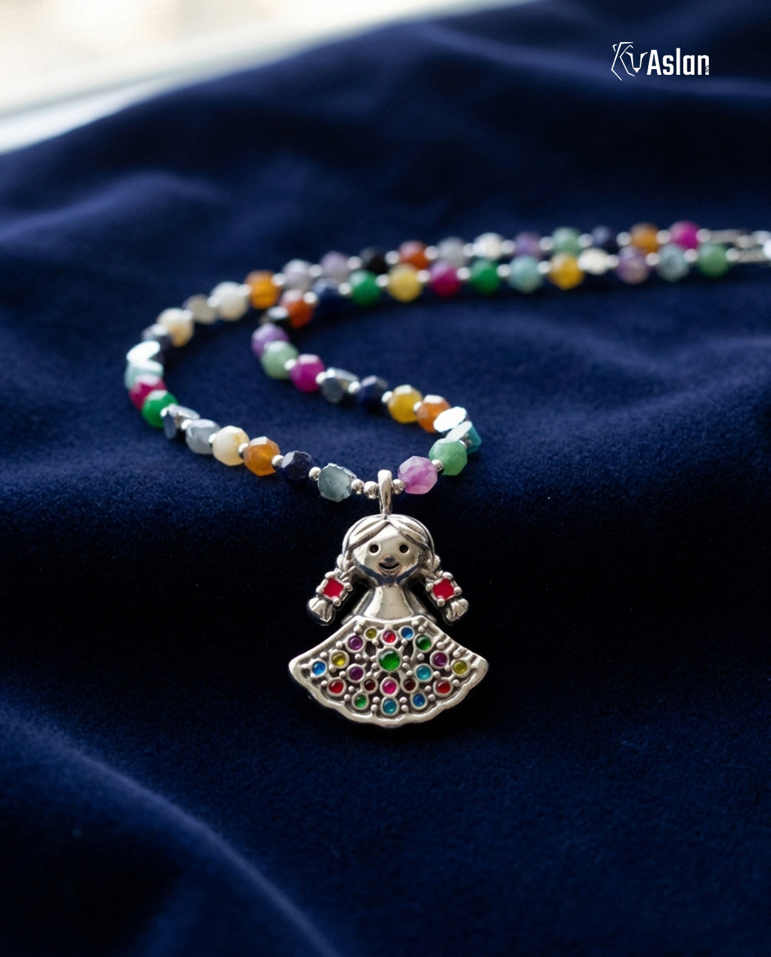 Collar Muñeca Otomí Multicolor en mano