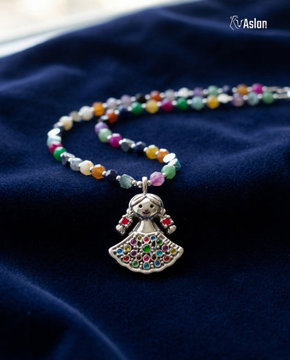 Collar Muñeca Otomí Multicolor en mano