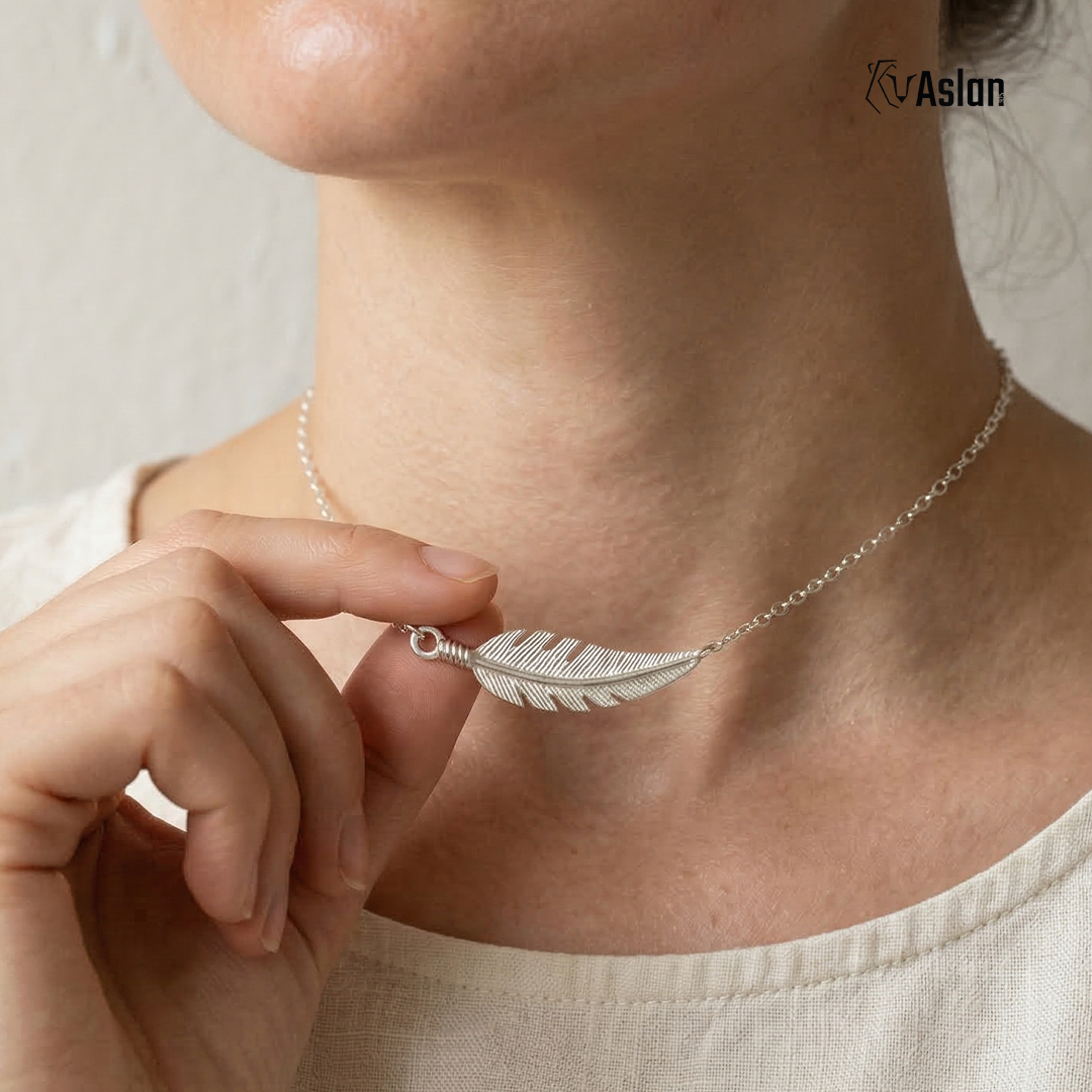Collar pluma