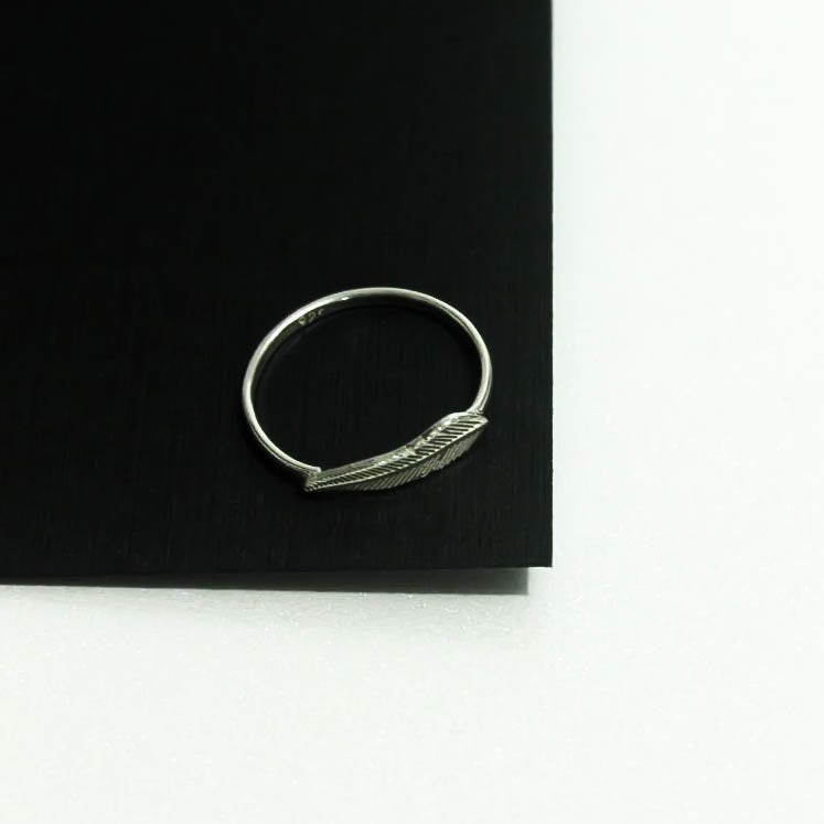 Anillo pluma corta