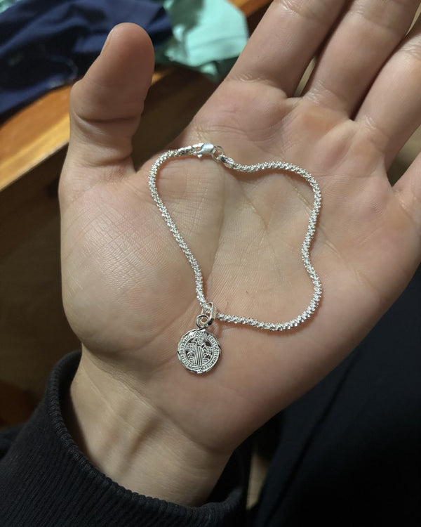 Pulsera SB cuerda en la palma de la mano