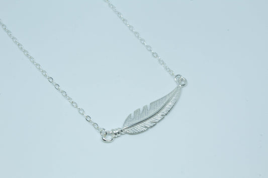 Collar pluma